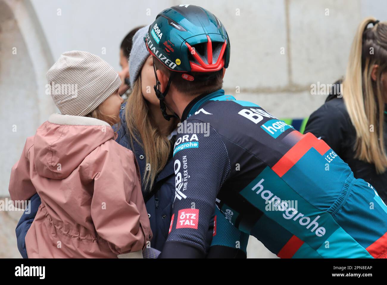 Alpach, Austria. 17th aprile 2023: Alpach, Austria: 2023 UCI Tour della pista ciclabile delle Alpi, prima tappa da Rattenberg ad Alpbach; Patrick Konrad austriaco in famiglia. Credit: Action Plus Sports Images/Alamy Live News Foto Stock