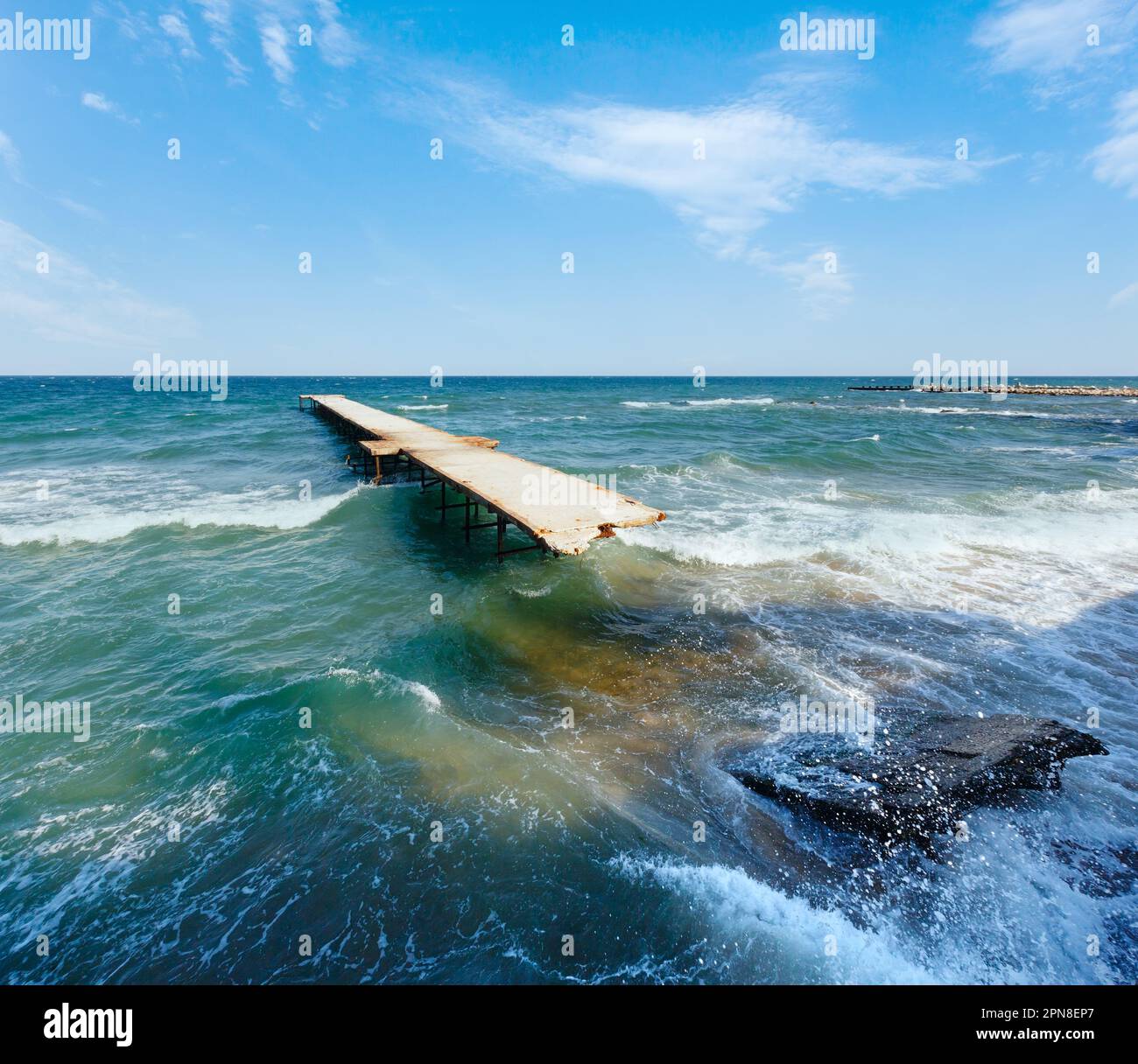 Il molo in rovina e la sera Estate Mare Nero (Bulgaria). Foto Stock