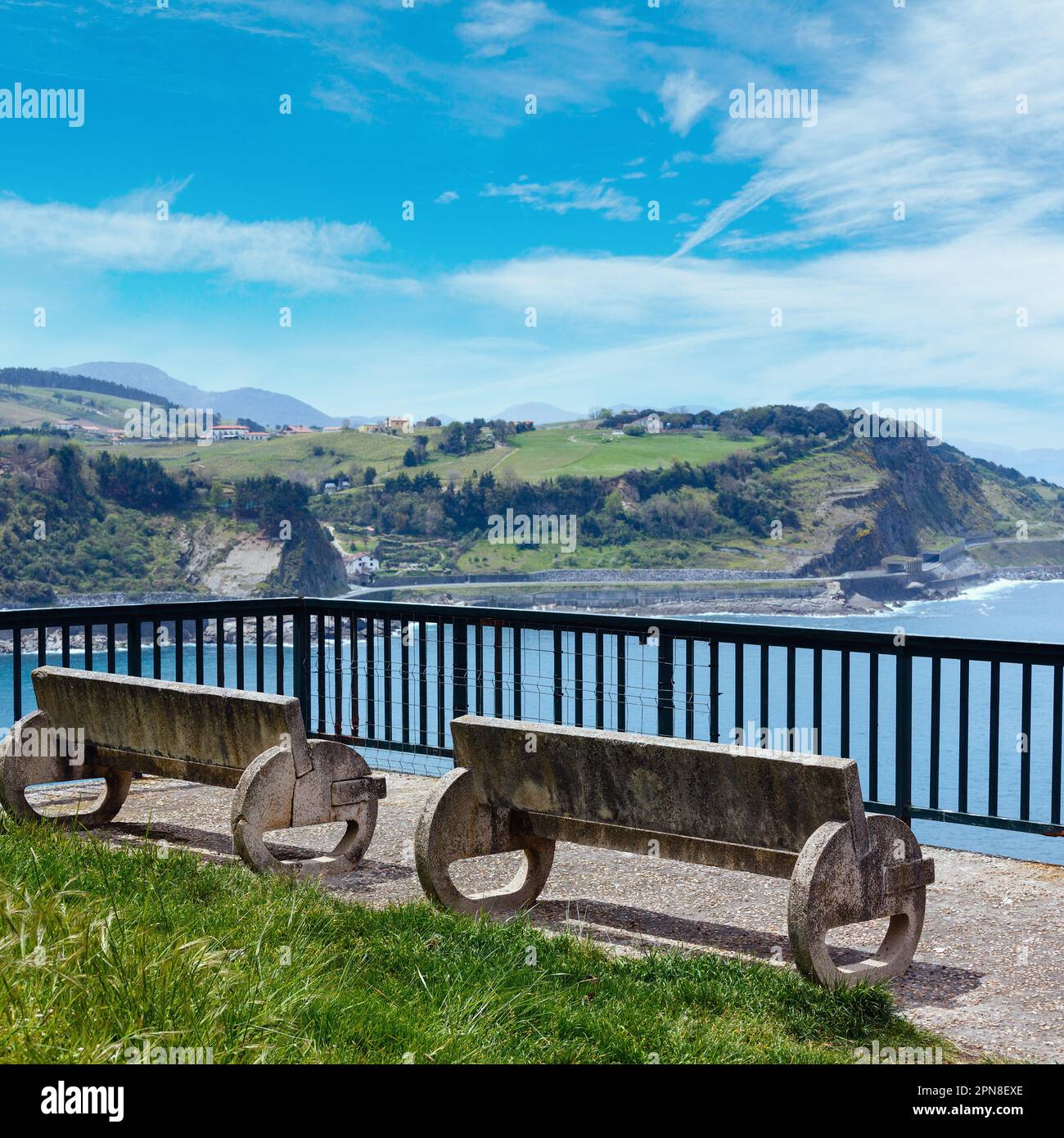 Vista sulla costa oceanica dal punto di osservazione (Getaria mouse, vicino al faro di Getaria, Spagna, Paesi Baschi). Foto Stock