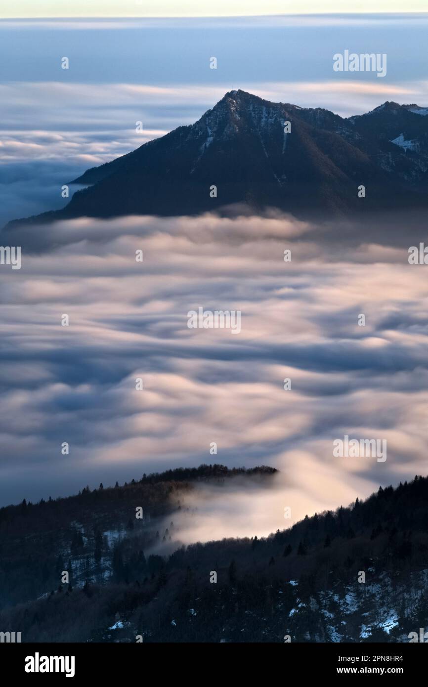 Monte Summano nelle nebbie. Prealpi veneziani, provincia di Vicenza, Veneto, Italia. Foto Stock