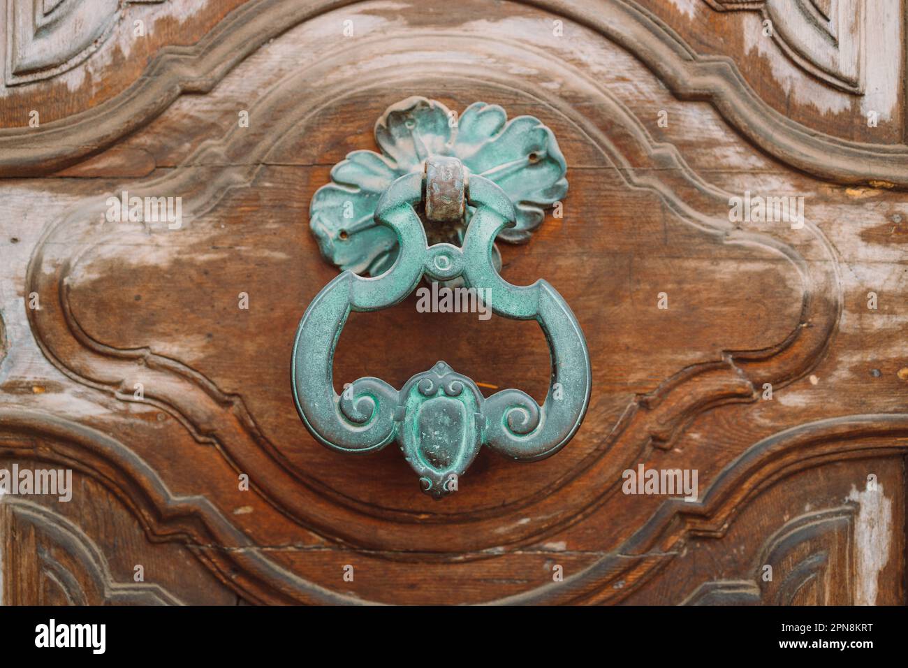 Batticalcagno in ferro su una porta di legno. Pisa, Italia. Foto di alta qualità Foto Stock