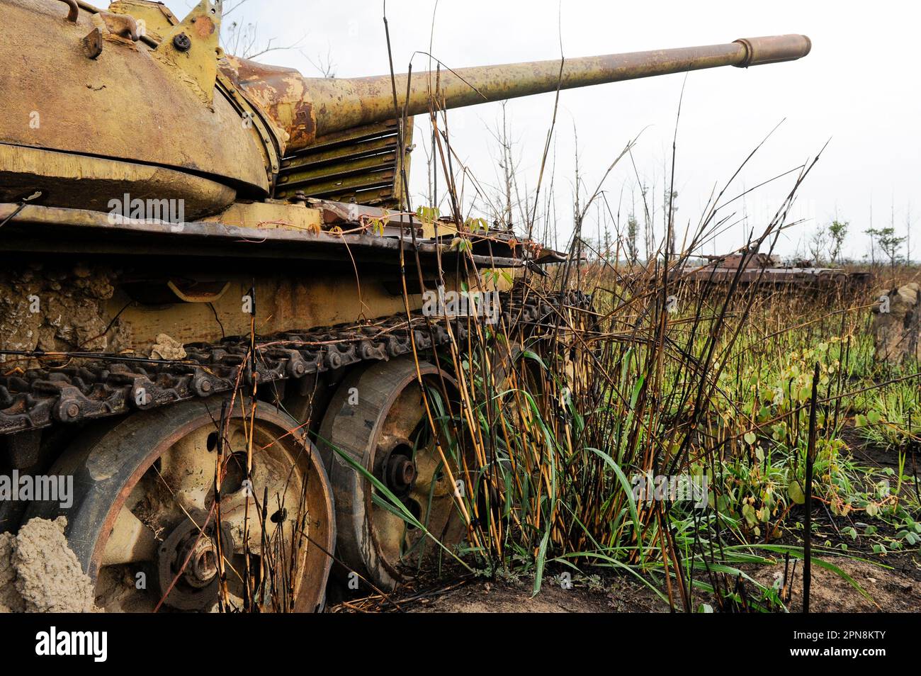 ANGOLA, Kwanza sul, vecchio carro armato sovietico T-54 e portatore di personale blindato BMP-1 dalla guerra civile tra l'MPLA e l'UNITA nei pressi di Quibala, alcune zone hanno ancora mine terrestri e rendono impossibile l'agricoltura / ANGOLA, Wrack eines sowjetischen Panzer T-54 und Schützenpanzer BMP-1 aus dem Buergerkrieg 1975 - 2002 zwischen MPLA und UNITA bei Quibala, einige Landstecche sind immer noch vermint und lassen keine Landwirtschaft zu Foto Stock