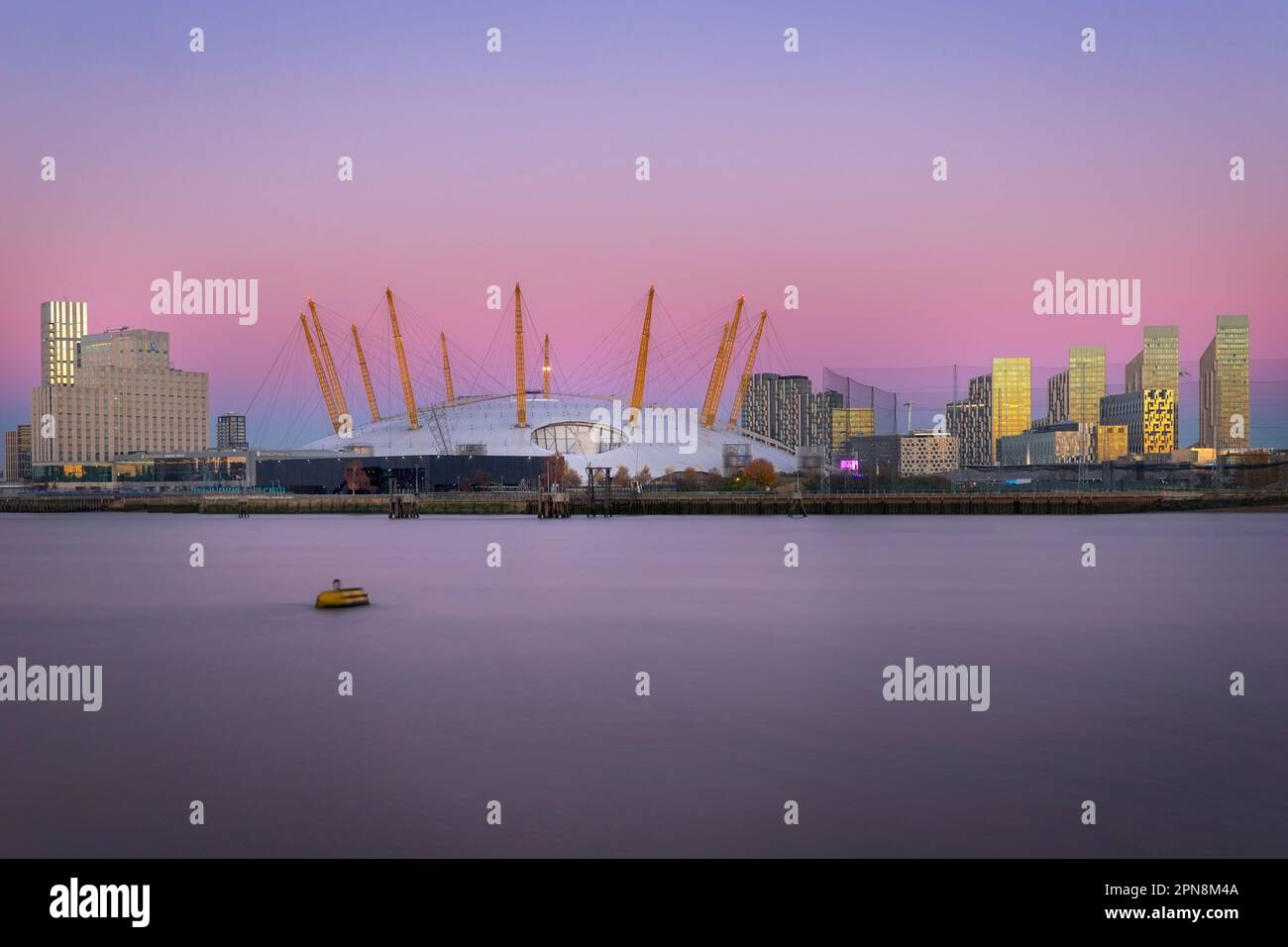 In attesa della luna piena per salire oltre O2 Arena, LondonRe Foto Stock