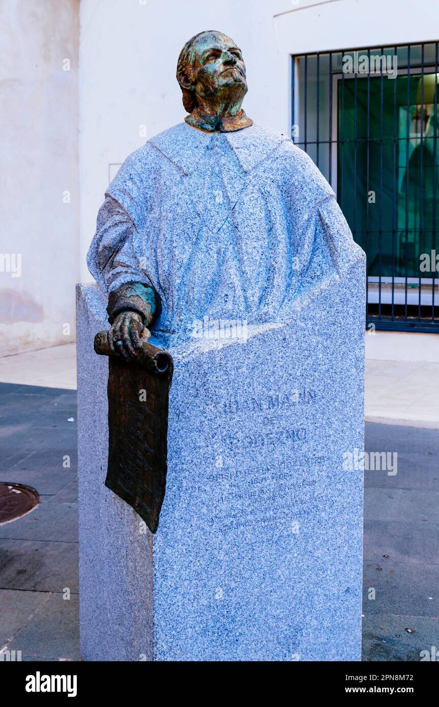 Plaza alta. Statua di Juan Marín de Rodezno. Vescovo di Badajoz tra il 1681 e il 1706. Granito e bronzo busto, la testa e una mano con documento sono in Foto Stock