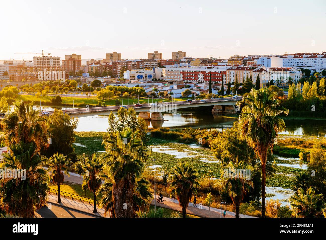 Vista della città di badajoz e dei ponti dall'Alcazaba al tramonto. Badajoz, Estremadura, Spagna, Europa Foto Stock