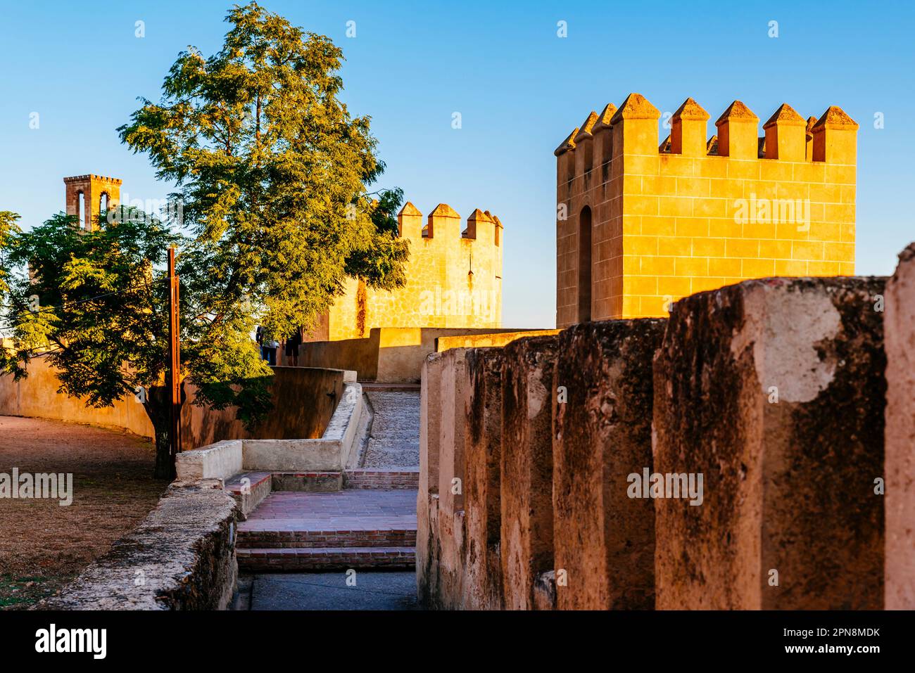 Chemin de ronde dell'Alcazaba di Badajoz. La chemin de ronde è stata ideata come una passerella che permette ai difensori di pattugliare le cime dei bastioni, protetti Foto Stock
