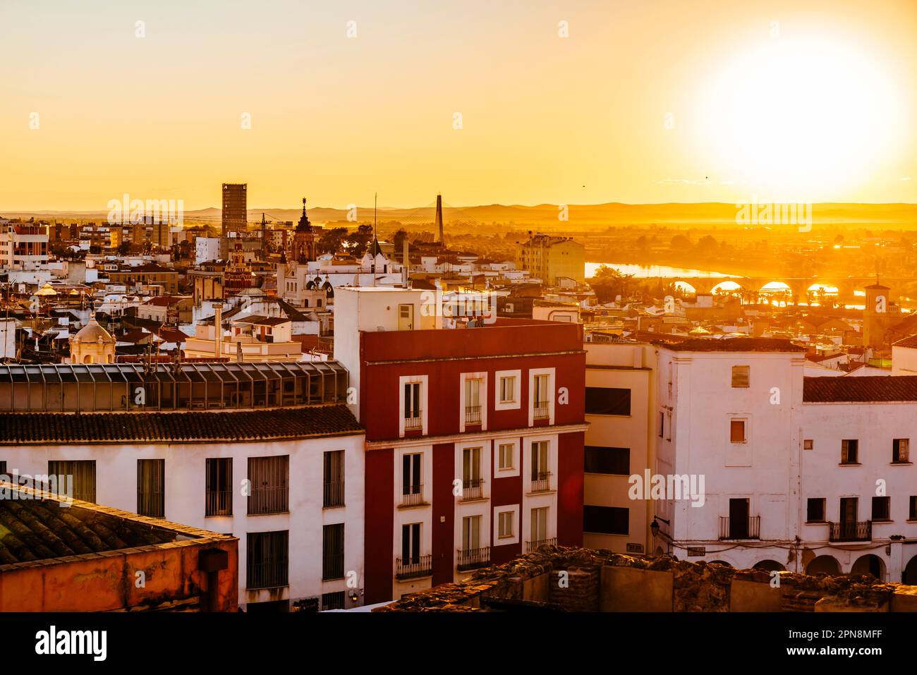 Vista della città di badajoz e dei ponti dall'Alcazaba al tramonto. Badajoz, Estremadura, Spagna, Europa Foto Stock