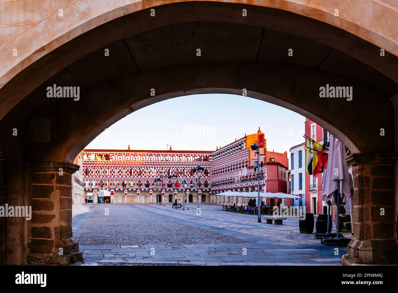 Plaza alta vista dall'Arco del peso. Plaza alta di Badajoz conosciuto anche come Marín de Rodezno vecchio suk musulmano Badajoz. Badajoz, Estremadura, Spagna, EUR Foto Stock