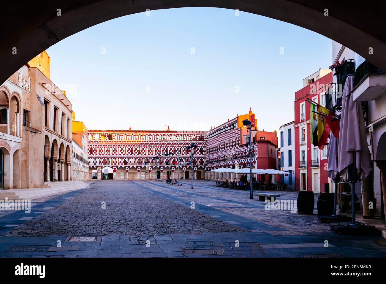 Plaza alta vista dall'Arco del peso. Plaza alta di Badajoz conosciuto anche come Marín de Rodezno vecchio suk musulmano Badajoz. Badajoz, Estremadura, Spagna, EUR Foto Stock