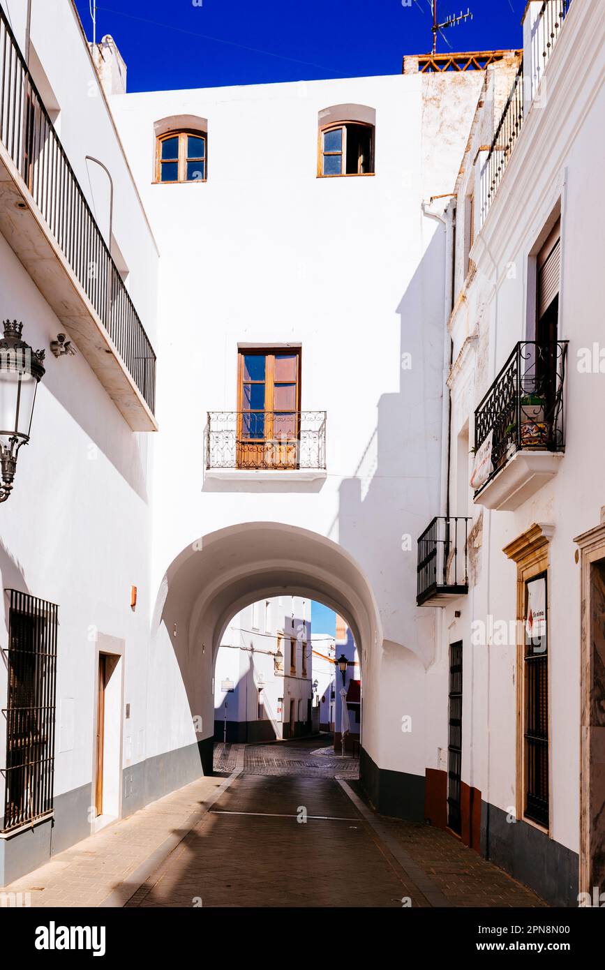 Via Duque de Cadaval e Puerta de Gracia, porta di Grace, una delle quattro porte antiche della cittadella medievale. Olivenza, Badajoz, Estremadura, Spagna Foto Stock