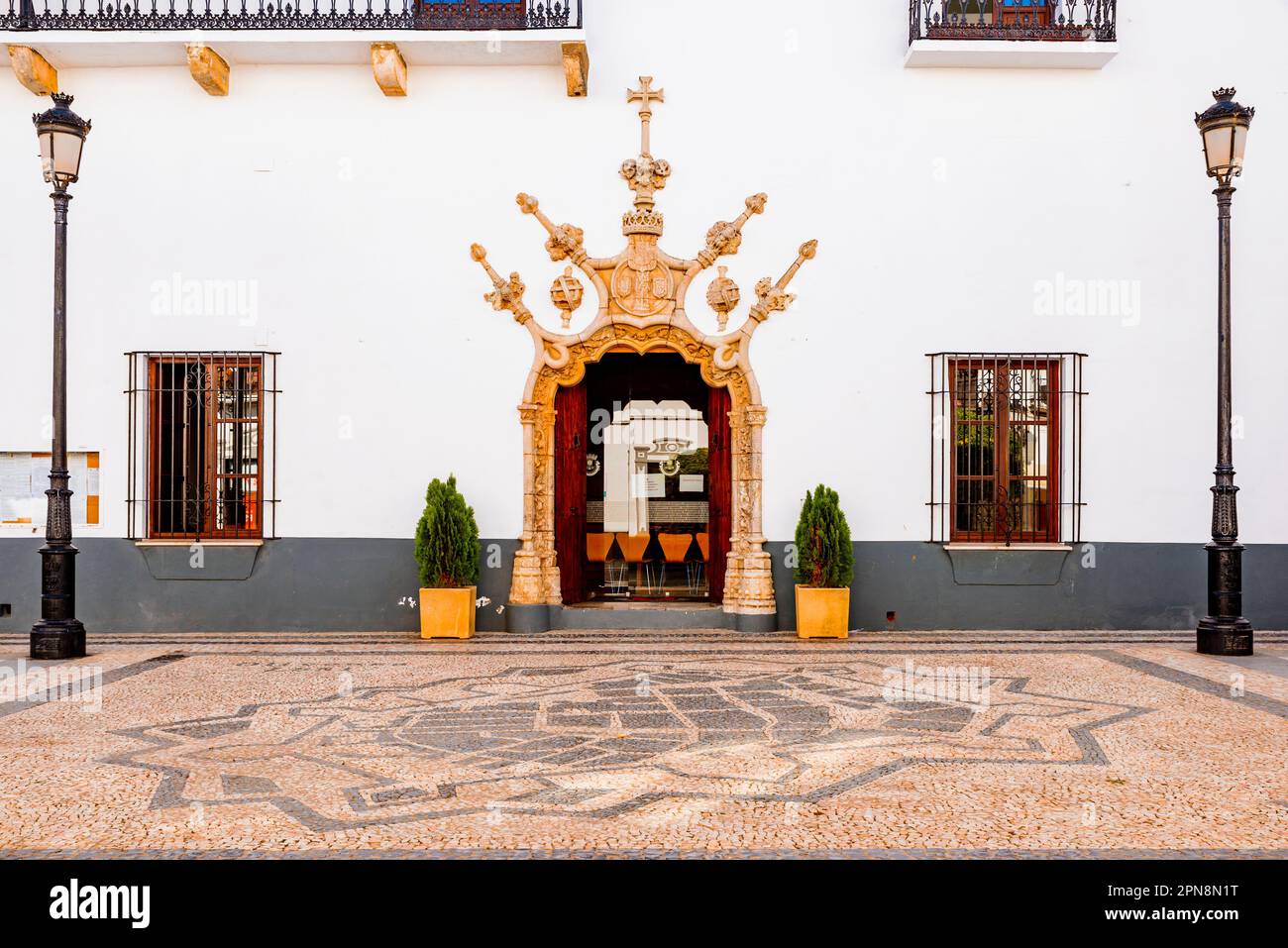 Porta principale in stile manuelino. Palacio de los Duques de Cadaval, Palazzo Comunale. Olivenza Municipio. Olivenza, Badajoz, Estremadura, Spagna, Europa Foto Stock