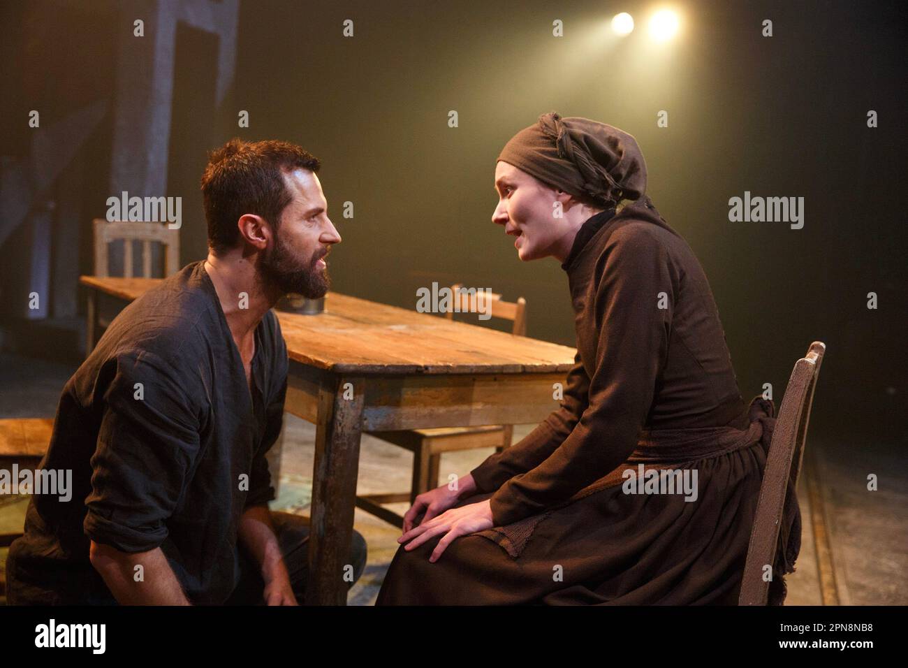 Richard Armitage (John Proctor), Anna Madeley (Elizabeth Proctor) nel CROGIOLO di Arthur Miller all'Old Vic Theatre, Londra SE1 03/07/2014 design: Soutra Gilmour illuminazione: Tim Lutkin regista: Yael Farber Foto Stock