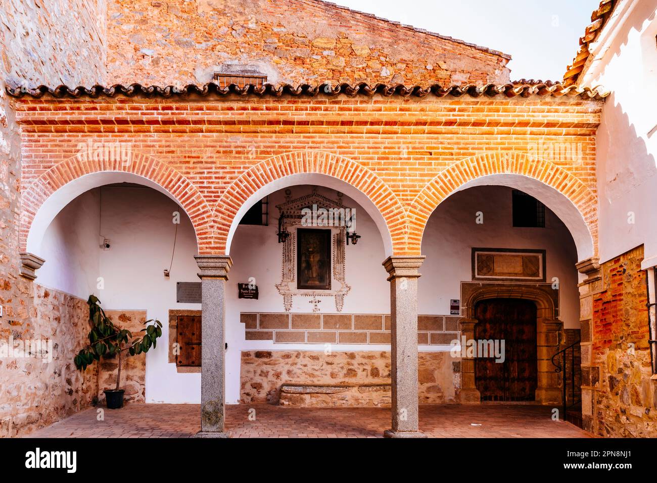 Sala giochi nel cortile del convento. Il Convento di Santa Clara de Zafra ospita il Museo omonimo. I suoi edifici e le sue costruzioni variano Foto Stock