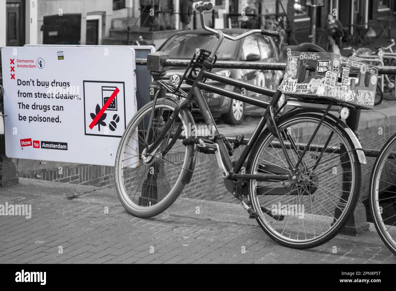 Non comprare droghe dai commercianti di strada, le droghe possono essere avvelenate segno sul ponte sopra il canale ad Amsterdam, Olanda, Olanda in aprile Foto Stock