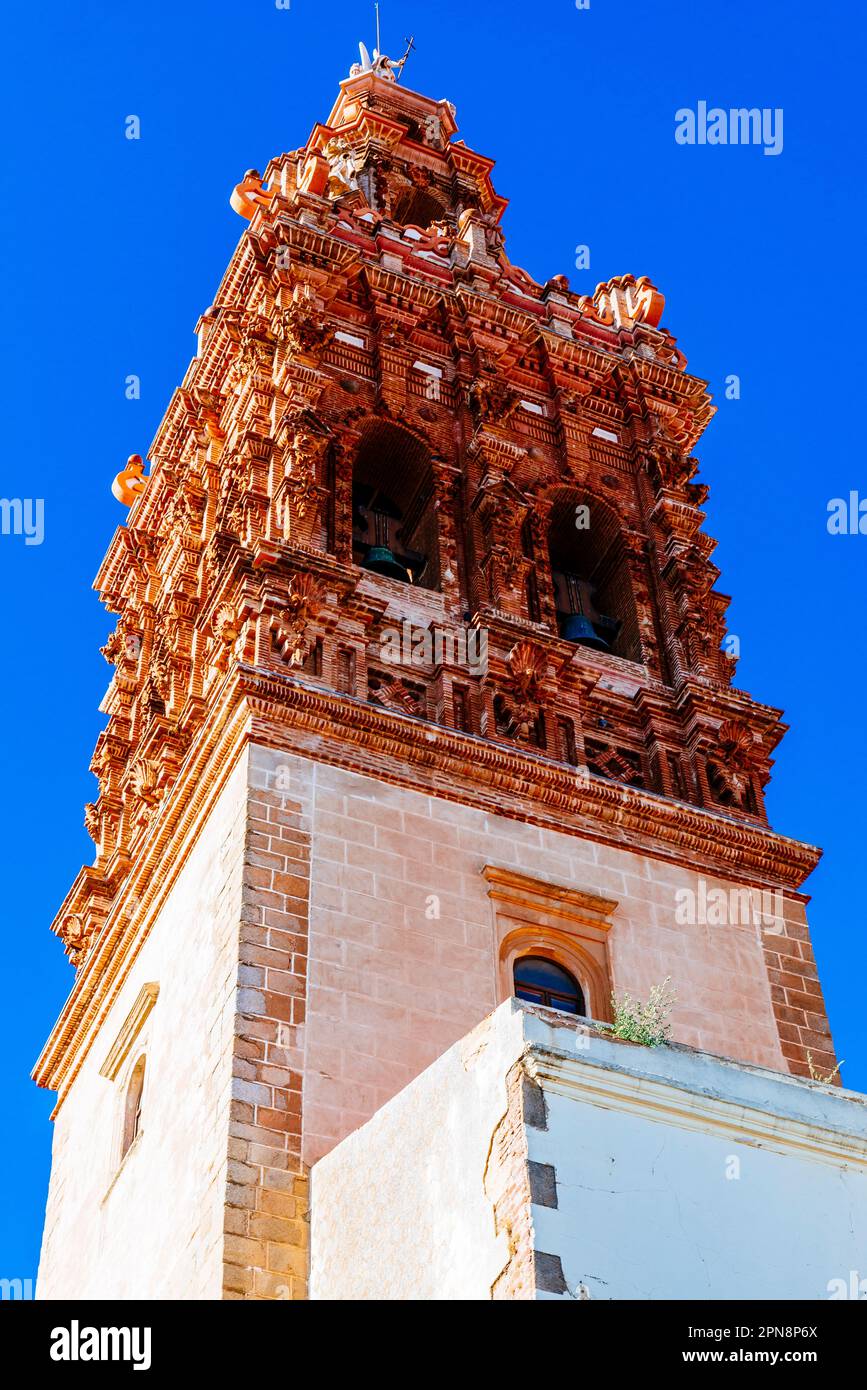 Particolare del campanile barocco. La Chiesa di San Miguel Arcángel è un tempio cattolico in stile barocco. Jerez de los Caballeros, Badajoz, Estremadu Foto Stock