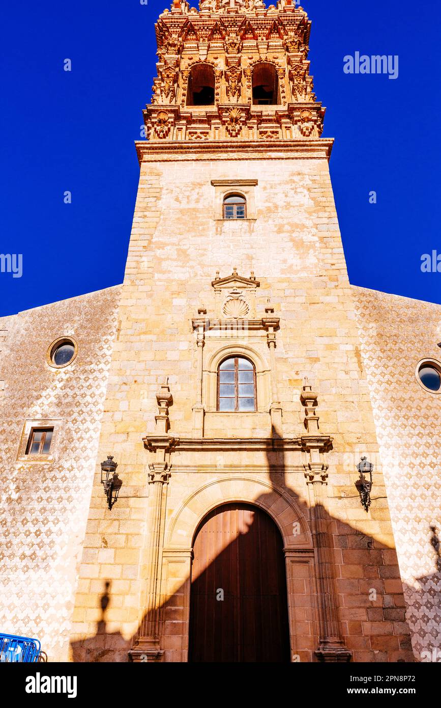 La facciata principale della Chiesa di San Miguel Arcángel è un tempio cattolico in stile barocco. Jerez de los Caballeros, Badajoz, Estremadura, Spagna, Euro Foto Stock