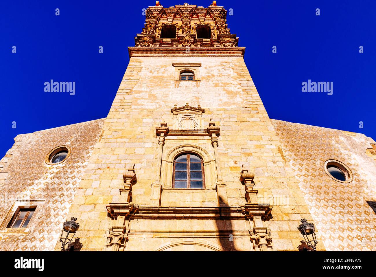 La facciata principale della Chiesa di San Miguel Arcángel è un tempio cattolico in stile barocco. Jerez de los Caballeros, Badajoz, Estremadura, Spagna, Euro Foto Stock