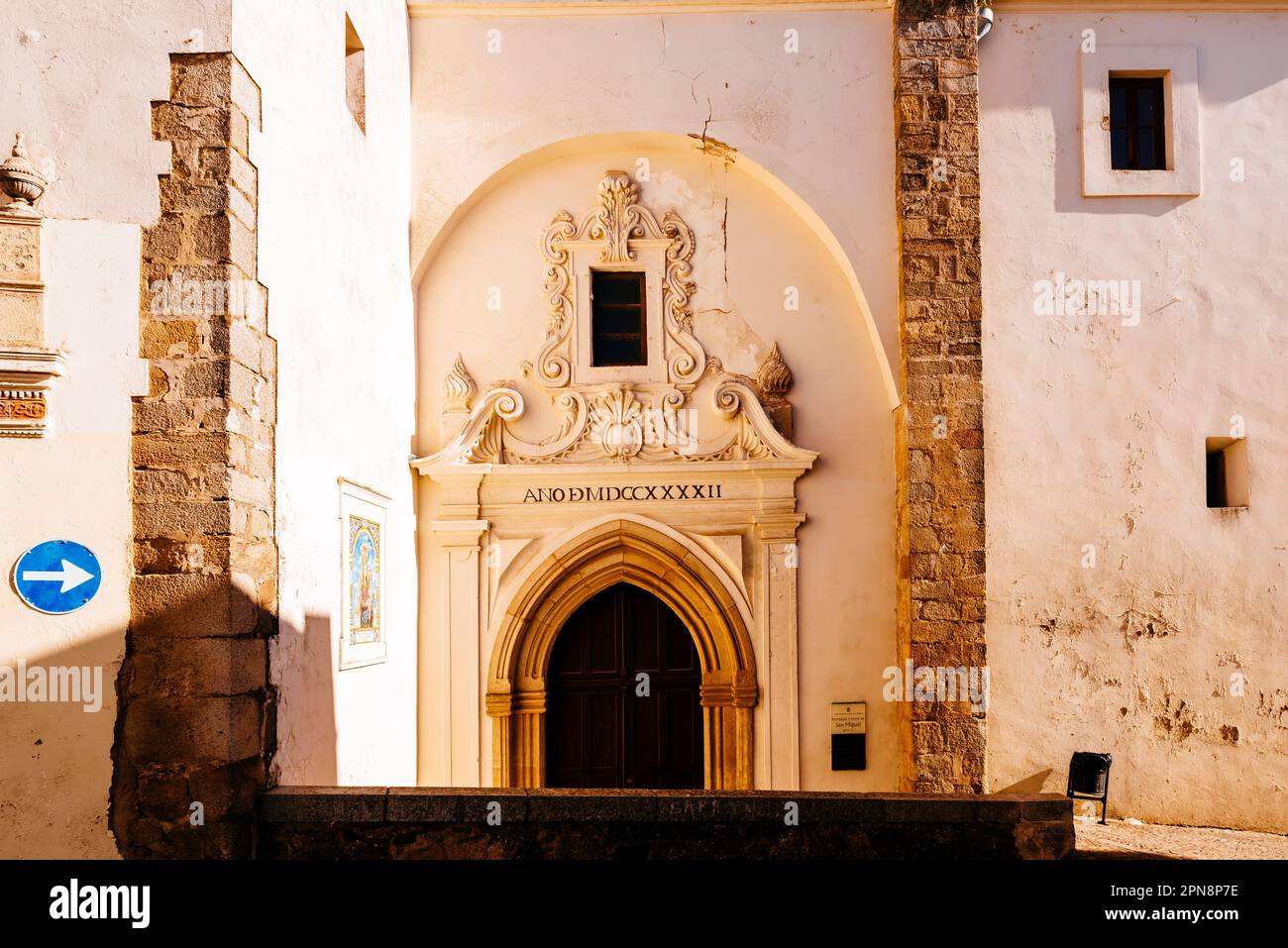 Facciata nord. La Chiesa di San Miguel Arcángel è un tempio cattolico in stile barocco. Jerez de los Caballeros, Badajoz, Estremadura, Spagna, Europa Foto Stock