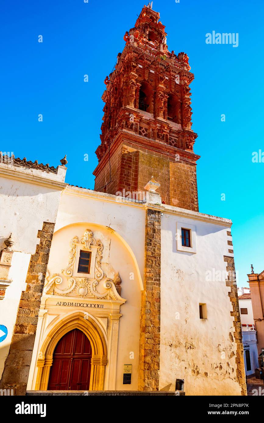 Facciata nord e il campanile barocco. La Chiesa di San Miguel Arcángel è un tempio cattolico in stile barocco. Jerez de los Caballeros, Badajoz, ex Foto Stock
