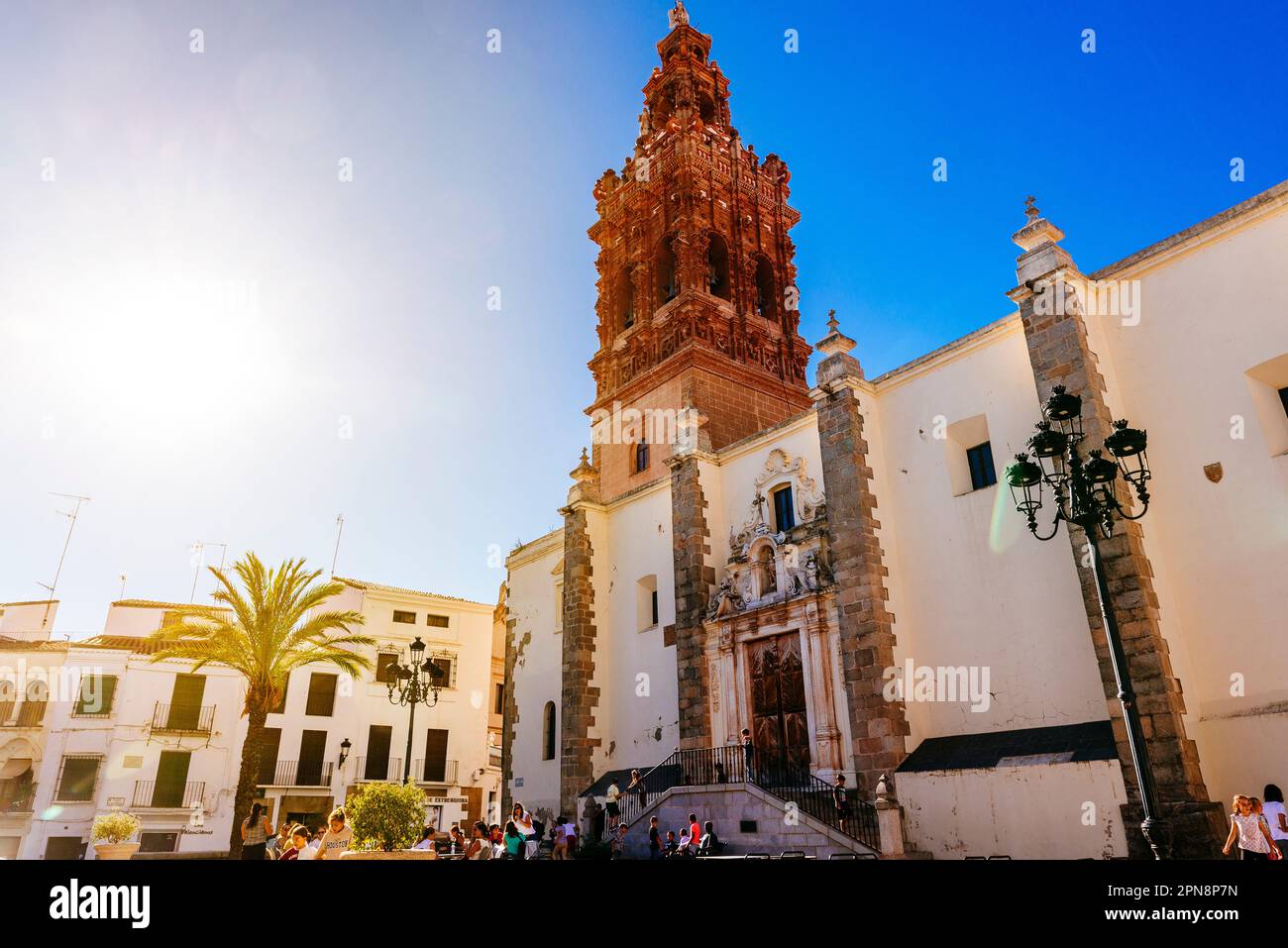Facciata della Plaza de España. La Chiesa di San Miguel Arcángel è un tempio cattolico in stile barocco. Jerez de los Caballeros, Badajoz, Estremadura, Foto Stock
