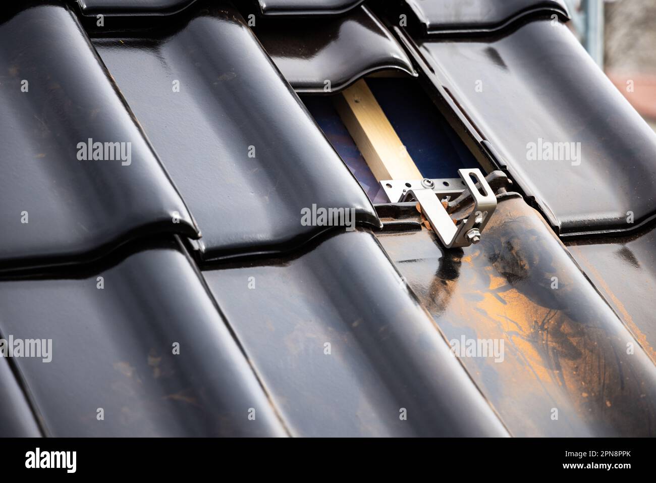 Staffa di montaggio per pannelli solari su tetto in tegola Foto Stock