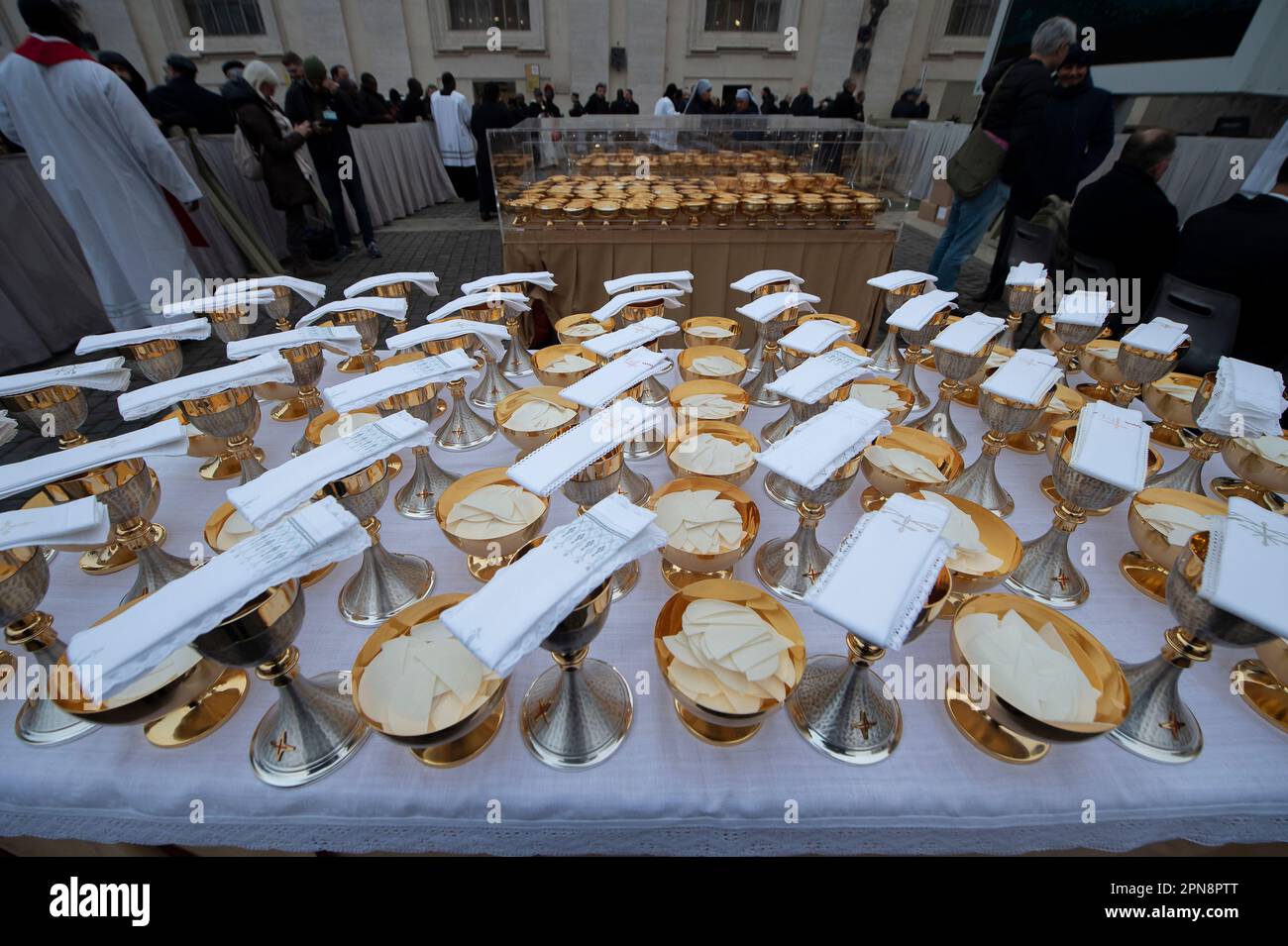 Città del Vaticano, 05 gennaio 2023: Messa funeraria di Papa Emerito Benedetto XVI a S. Piazza Pietro in Vaticano. Foto Stock