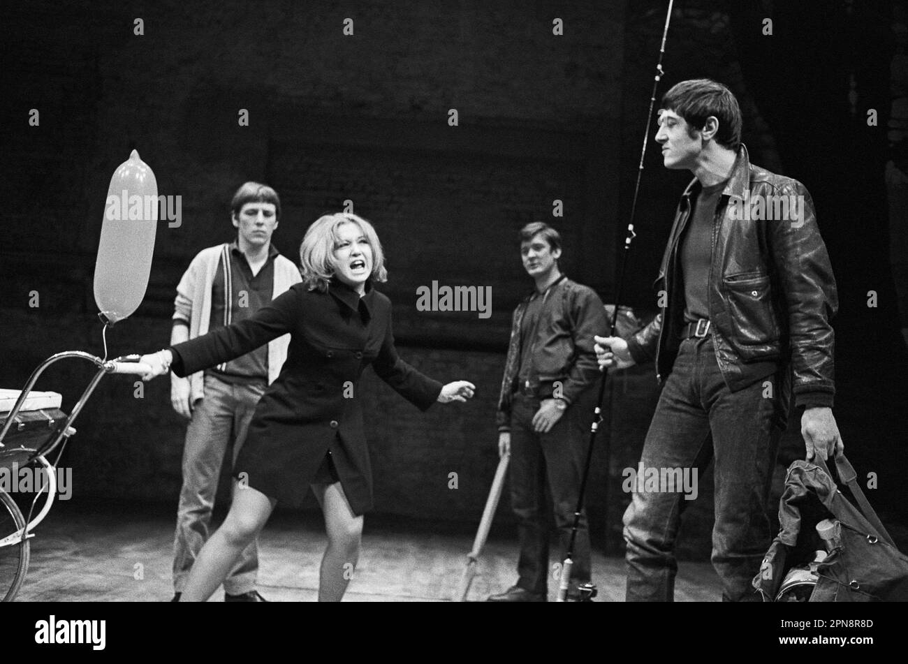 l-r: Kenneth Cranham (Len), Adrienne posta (Pam), Don Hawkins (Mike), Brian Croucher (Fred) in SALVATO da Edward Bond al Royal Court Theatre, Londra SW1 07/02/1969 disegno: John Gunter regista: William Gaskill Foto Stock