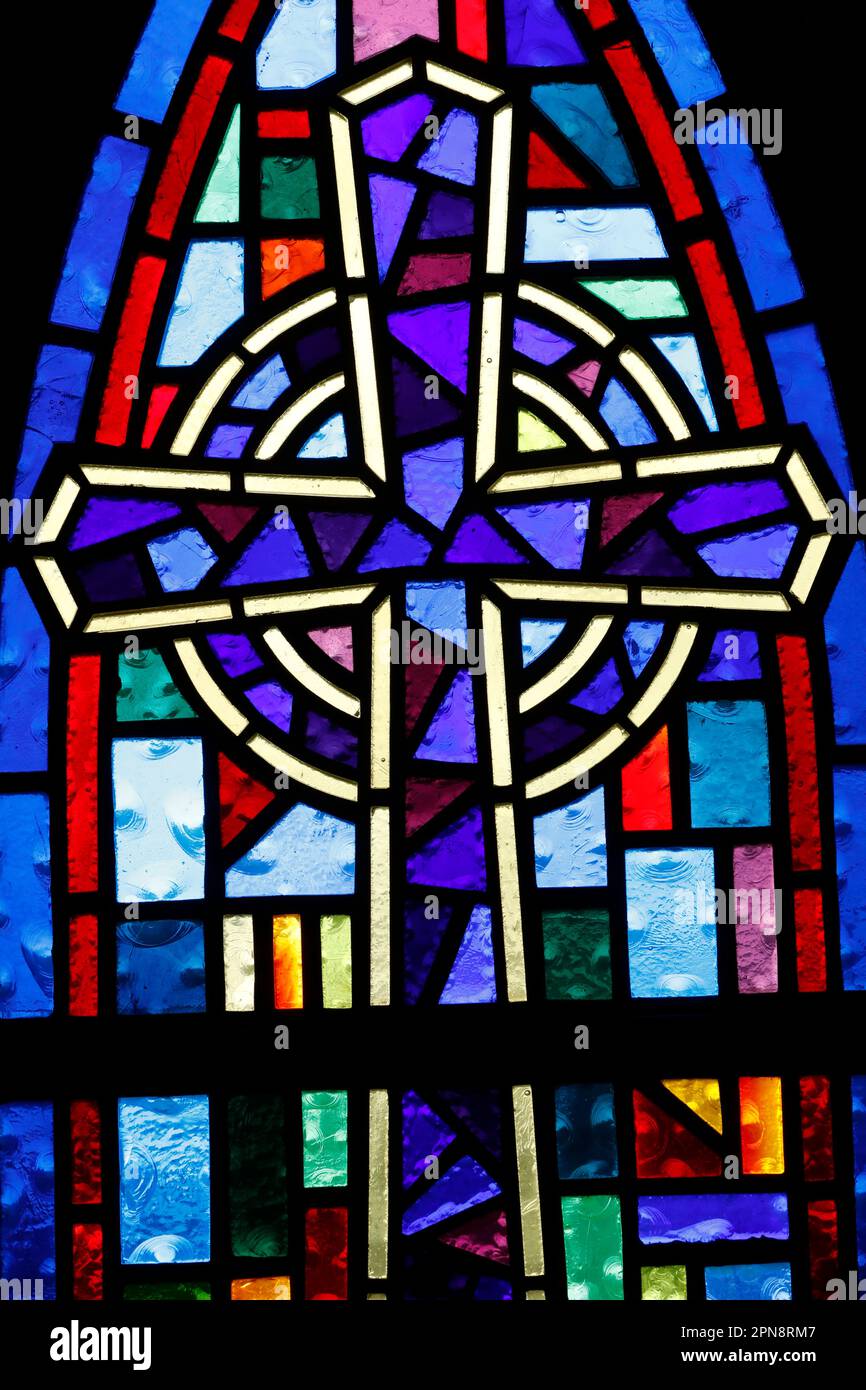 Vetro colorato. Una croce cristiana. Chiesa di Santità Wesleyan. Chiesa Metodista Wesleyan. Foto Stock