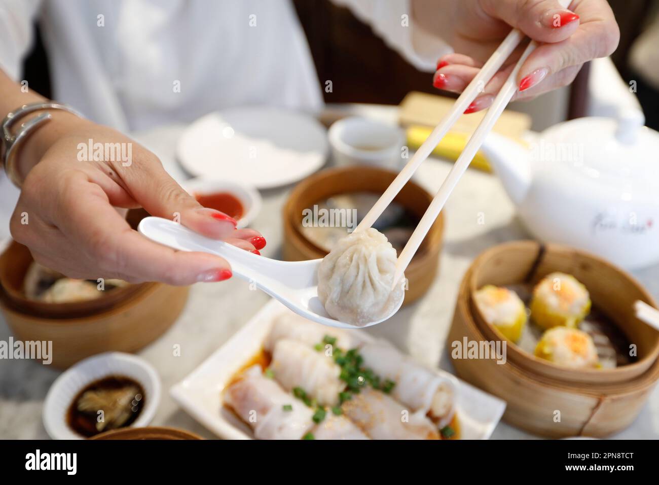 Pranzo. Ristorante dim sum al vapore a Chinatown. Singapore. Foto Stock