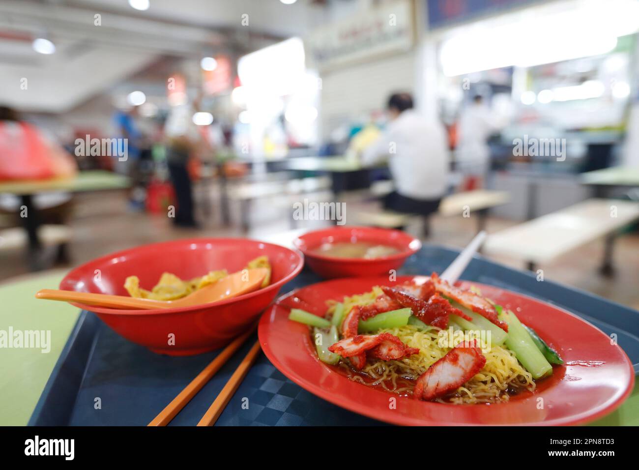 Bancarella di cibo tradizionale asiatico nel centro dei falchi del Singapore Food Trail. Singapore. Foto Stock