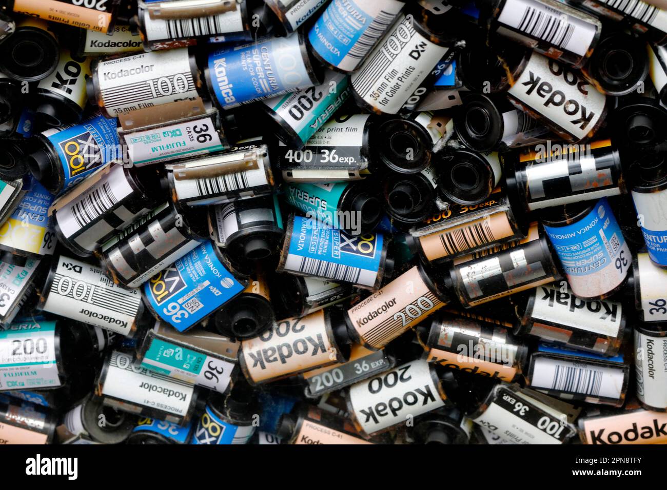 Vecchi canister di processo kodak da 35 mm con pellicola a colori da C41 mm. Fotografia d'epoca. Singapore. Foto Stock