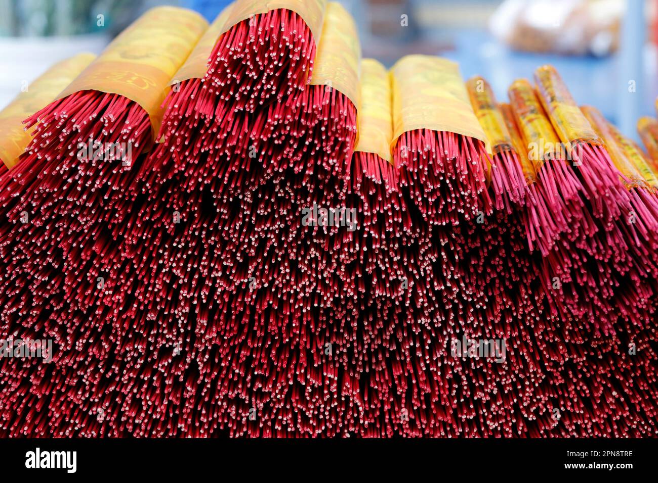 Bastoncini di incenso rosso in vendita. Tempio buddista. Singapore. Foto Stock