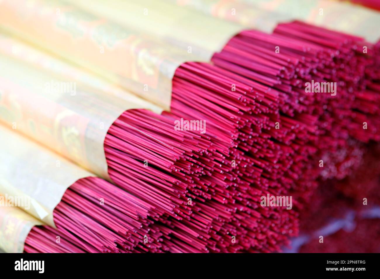 Bastoncini di incenso rosso in vendita. Tempio buddista. Singapore. Foto Stock