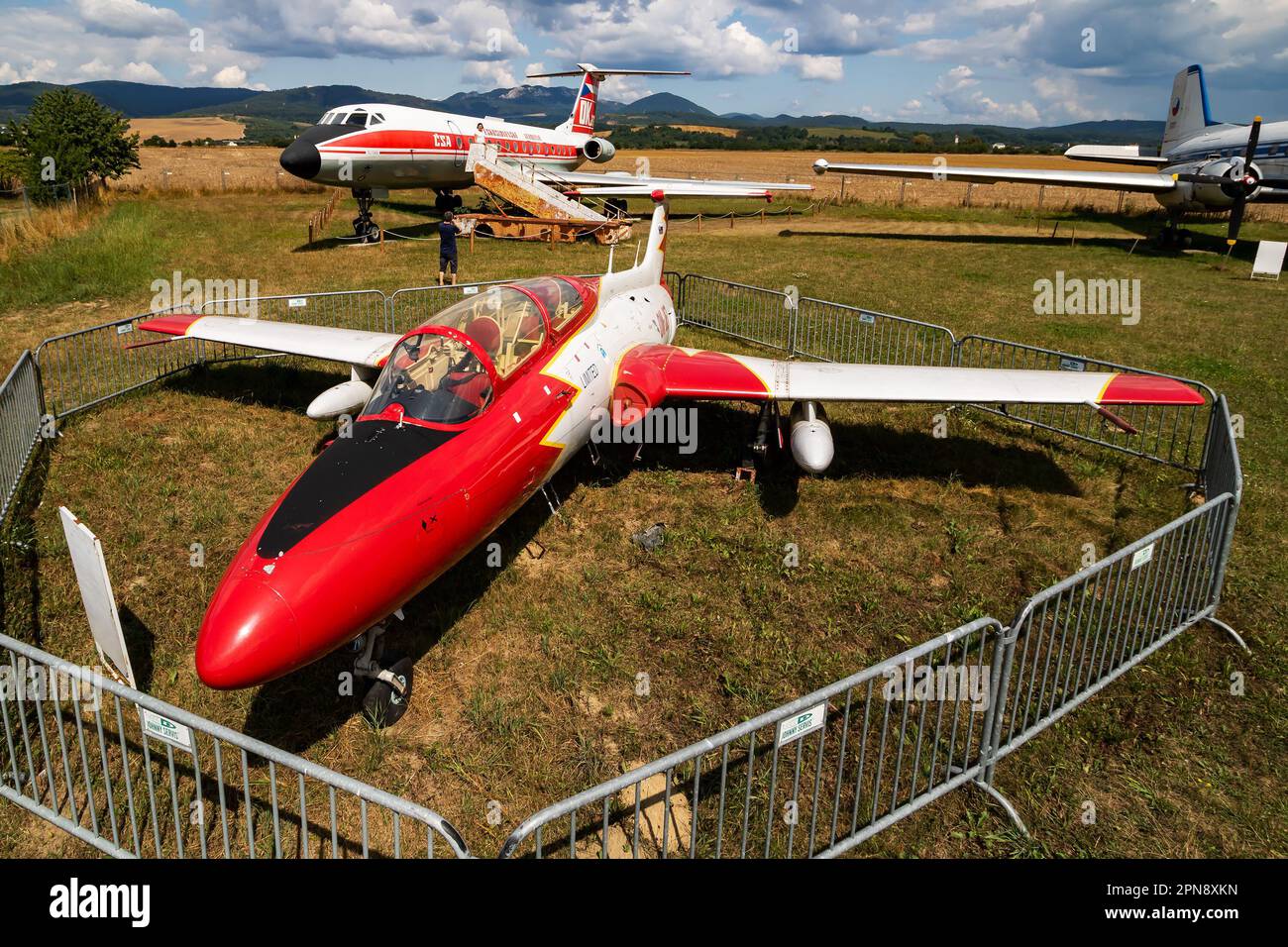 Dubnica, Slovacchia - 4 agosto 2019: Aereo da combattimento classico immagazzinato. Vecchio aereo da guerra timer al museo. Aviazione e aeromobili. Industria aerospaziale. Foto Stock
