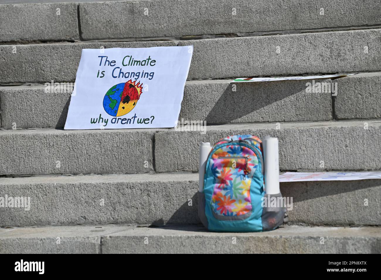 I giovani del 2023° Rally for the Planet della Youth lobby presso la Vermont state House, Montpelier, VT, USA, invitano a un'azione legislativa sul cambiamento climatico. Foto Stock