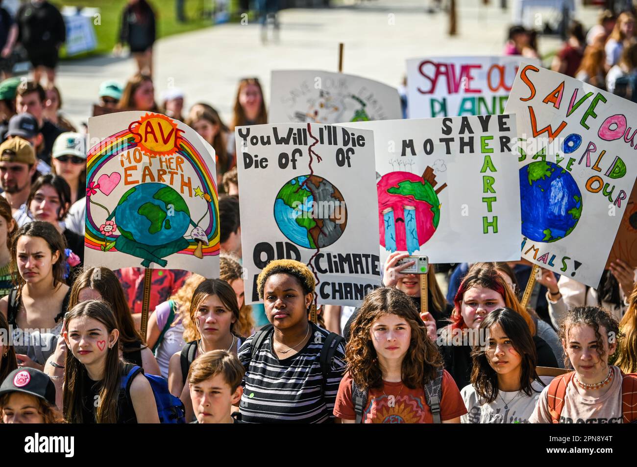 I giovani del 2023° Rally for the Planet della Youth lobby presso la Vermont state House, Montpelier, VT, USA, invitano a un'azione legislativa sul cambiamento climatico. Foto Stock