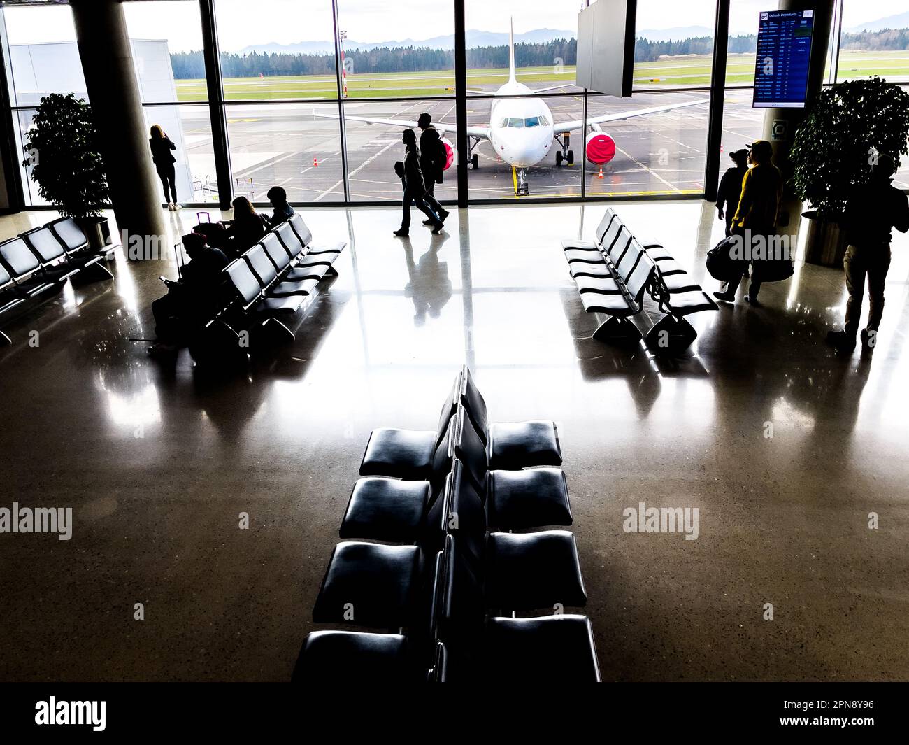 I viaggiatori si sono stagliati all'aeroporto di Lubiana, Slovenia (aeroporto di Lubiana Jože Pučnik) in Slovenia. Foto Stock