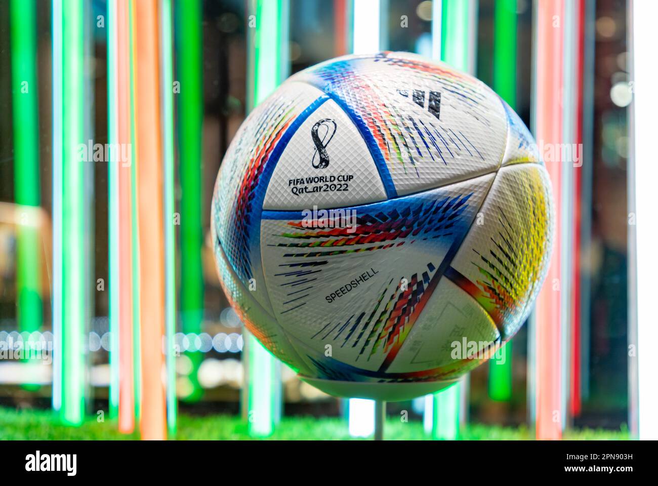 Una foto di al Rihla, la Coppa del mondo FIFA 2022 Adidas in Qatar palla ufficiale. Foto Stock