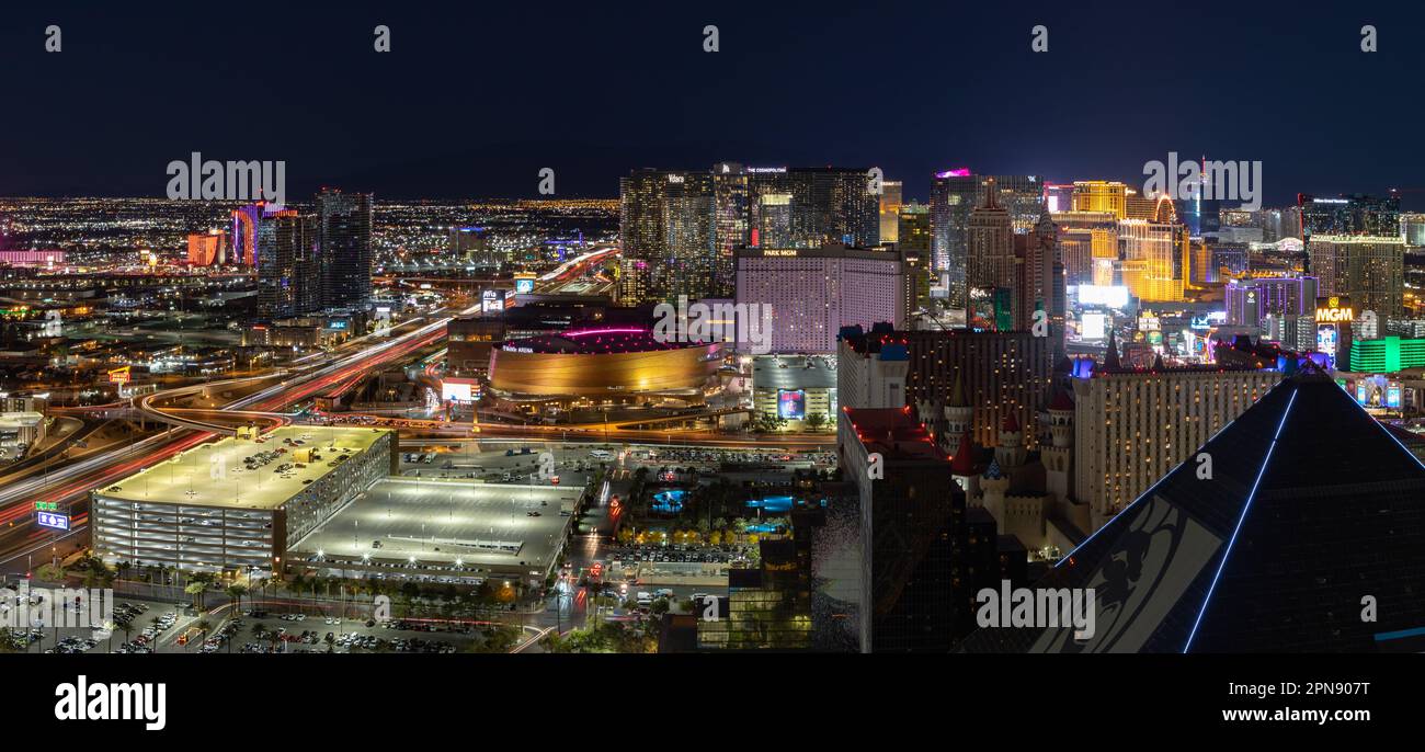 Una foto panoramica di Las Vegas di notte, con la Strip sulla destra e la T-Mobile Arena sulla sinistra. Foto Stock