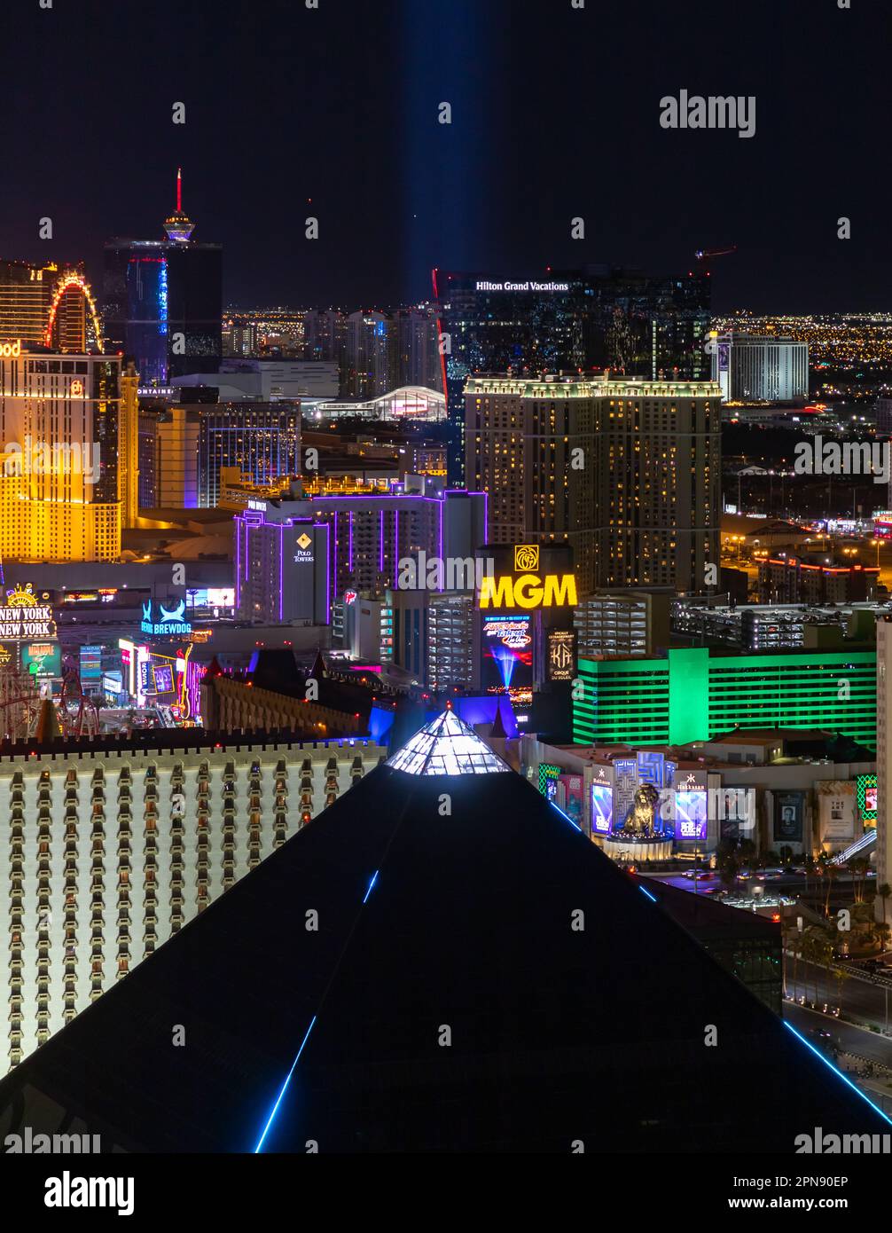 Una foto della Strip di Las Vegas di notte, con la parte superiore della piramide del Luxor Hotel and Casino in basso. Foto Stock