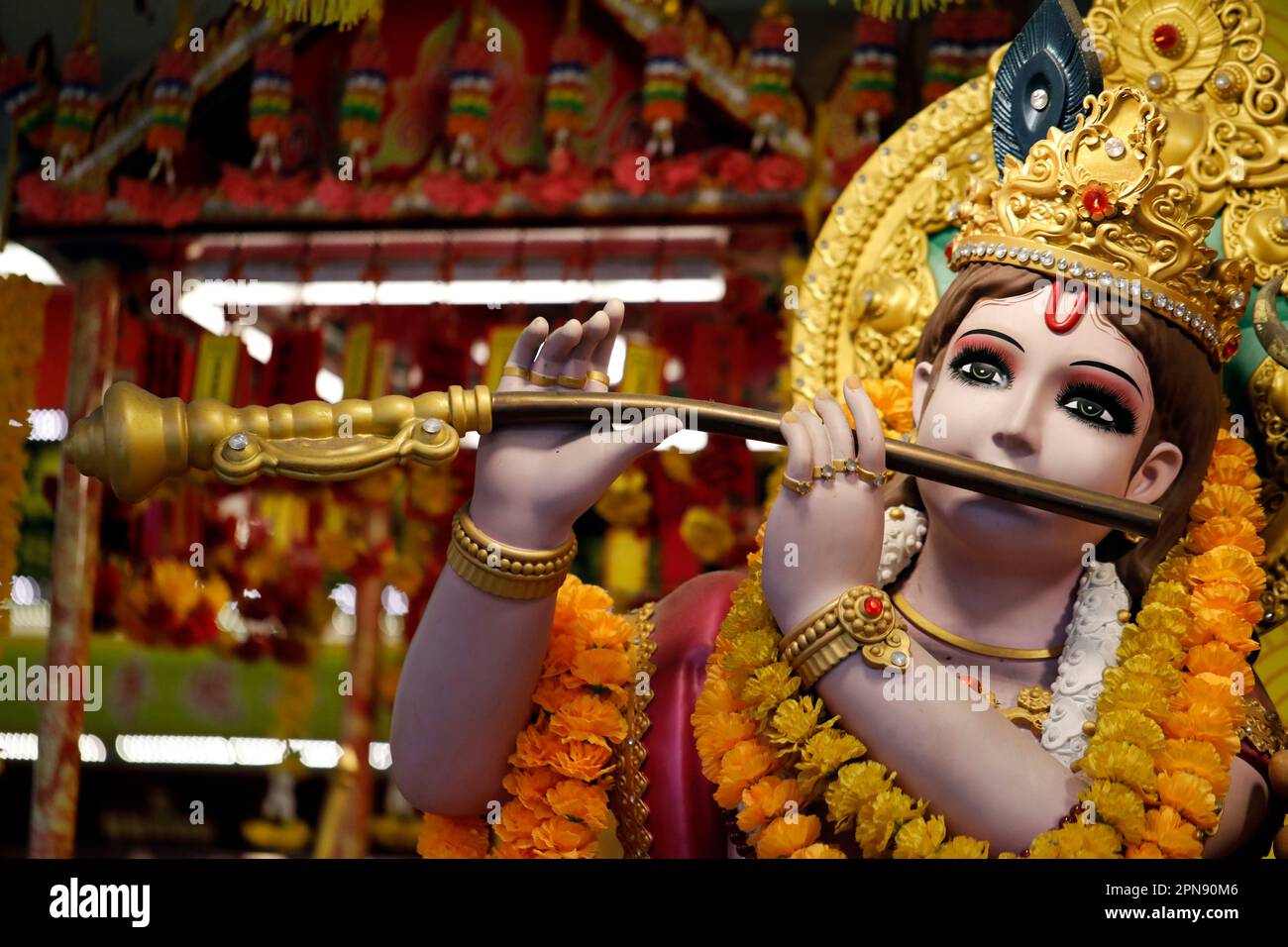 Una delle divinità indù più amate, Krishna dalla pelle blu è la divinità dell'amore e della compassione. Singapore. Foto Stock