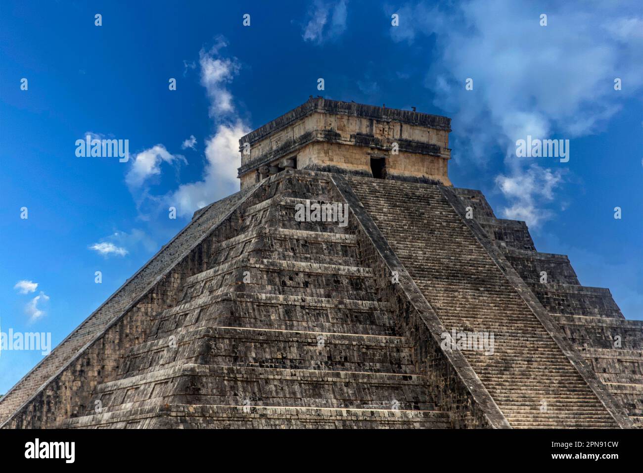 La piramide di Chichen Itza in onore del Dio Kukulkan sotto un bel cielo tropicale blu, questo è il serpente piume e il castello dei Maya Foto Stock