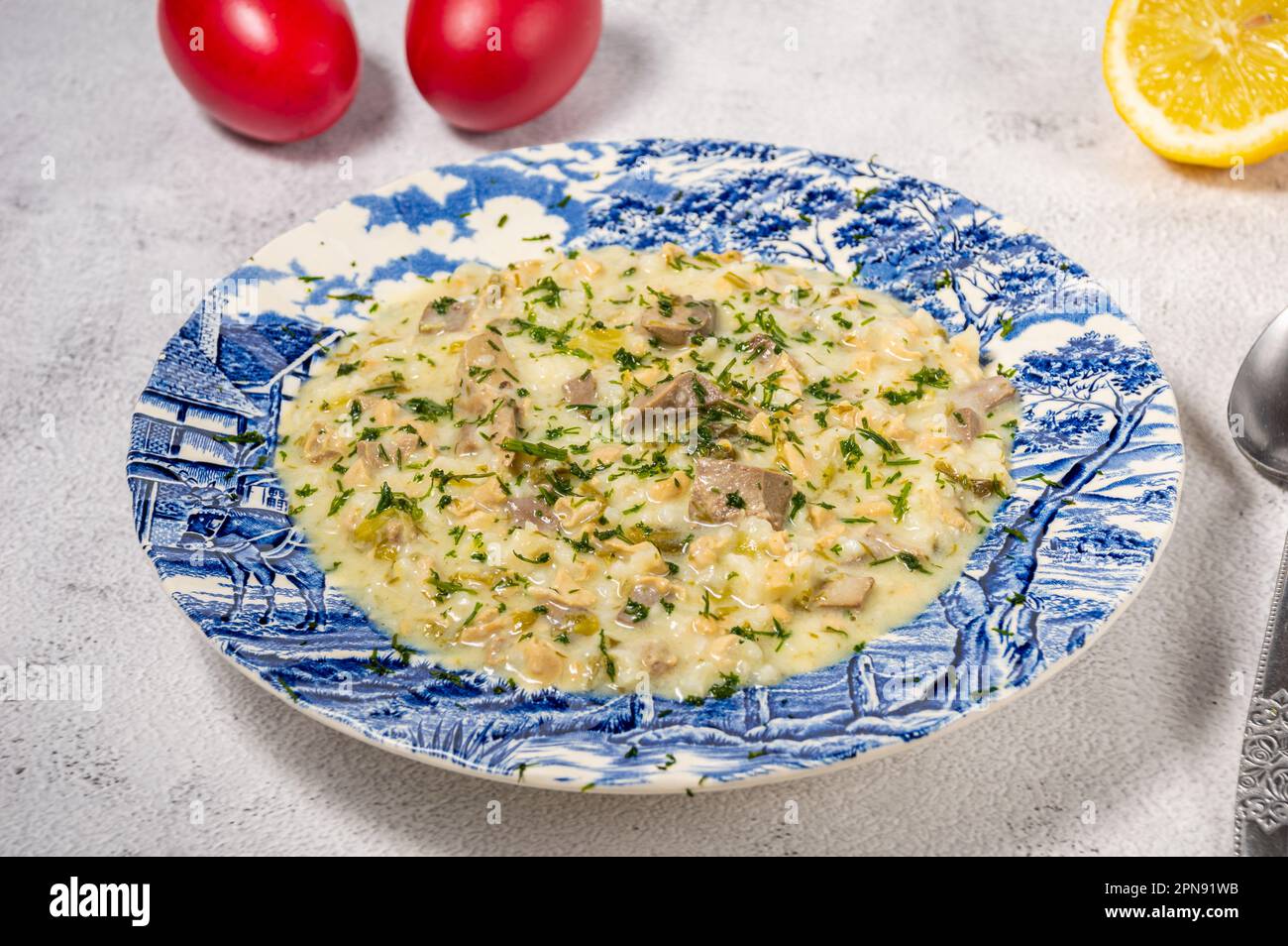 Magiritsa zuppa di agnello greco con uova e salsa al limone. Tradizionale piatto di Pasqua Foto Stock