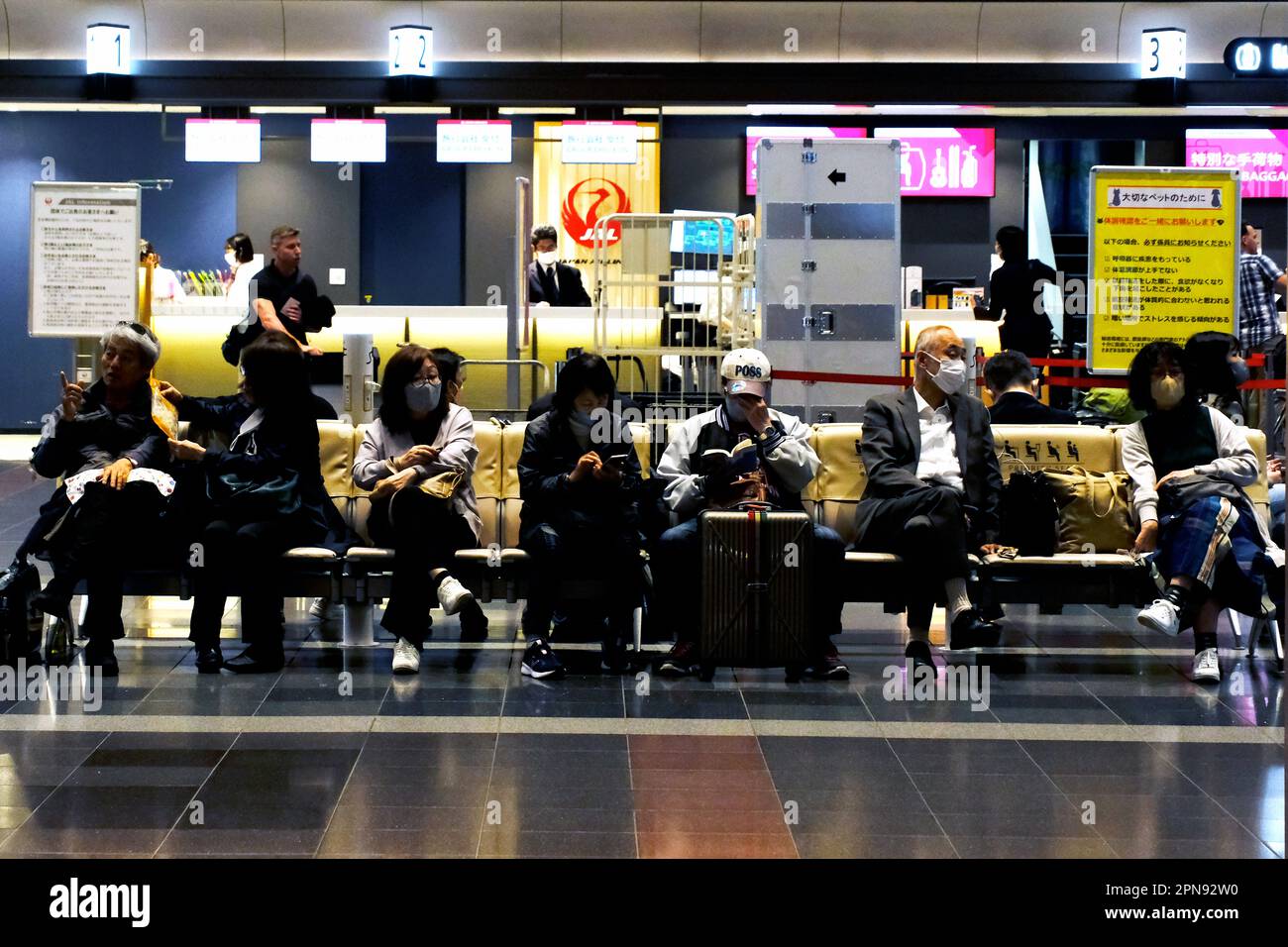 Tokyo, Giappone. 17th Apr, 2023. I passeggeri della lounge di partenza JAL dell'Aeroporto Internazionale Haneda di Tokyo, Giappone, indossano maschere chirurgiche come precauzione contro la diffusione del coronavirus mentre attendono il loro volo di partenza. (Foto di James Matsumoto/SOPA Images/Sipa USA) Credit: Sipa USA/Alamy Live News Foto Stock