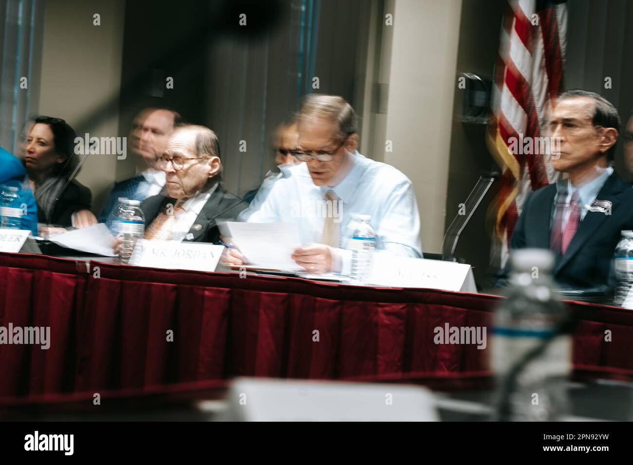New York, Stati Uniti. 17th Apr, 2023. Il rappresentante Jim Jordan (R), siede accanto al rappresentante Nadler (D) durante un'audizione che i democratici hanno lamentato come una stunt politica. Il Comitato giudiziario della Camera, presieduto da Alvin Bragg, tiene un'audizione sul crimine a New York. (Foto di Olga Fedorova/SOPA Images/Sipa USA) Credit: Sipa USA/Alamy Live News Foto Stock