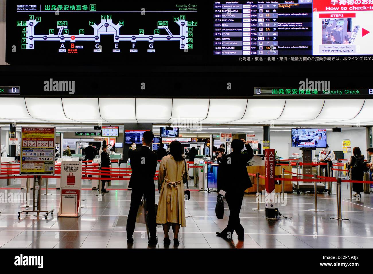 Tokyo, Giappone. 15th Apr, 2023. I passeggeri della lounge di partenza JAL dell'Aeroporto Internazionale Haneda di Tokyo, Giappone, indossano maschere chirurgiche come precauzione contro la diffusione del coronavirus mentre attendono il loro volo di partenza. Credit: SOPA Images Limited/Alamy Live News Foto Stock