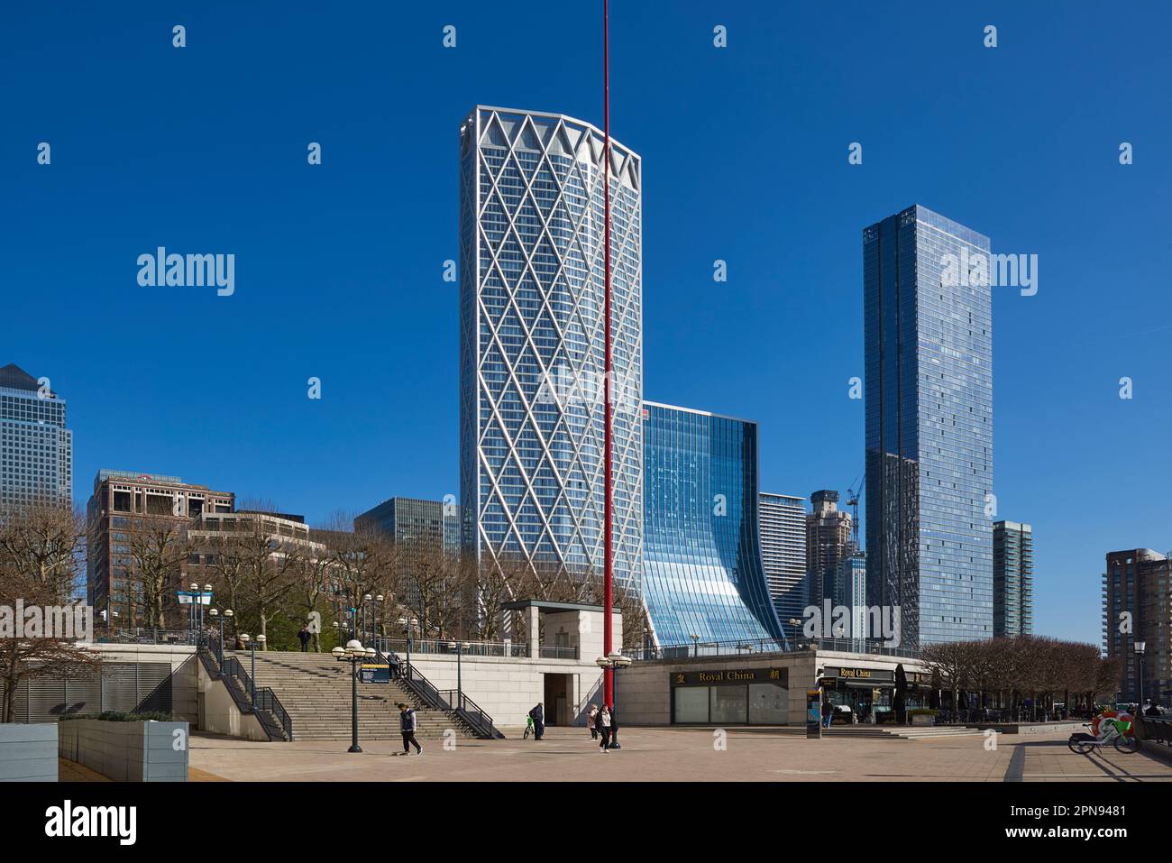 Scalini e edifici sul lungofiume di Canary Wharf, London Docklands UK, con l'edificio di appartamenti di Terranova nel centro Foto Stock