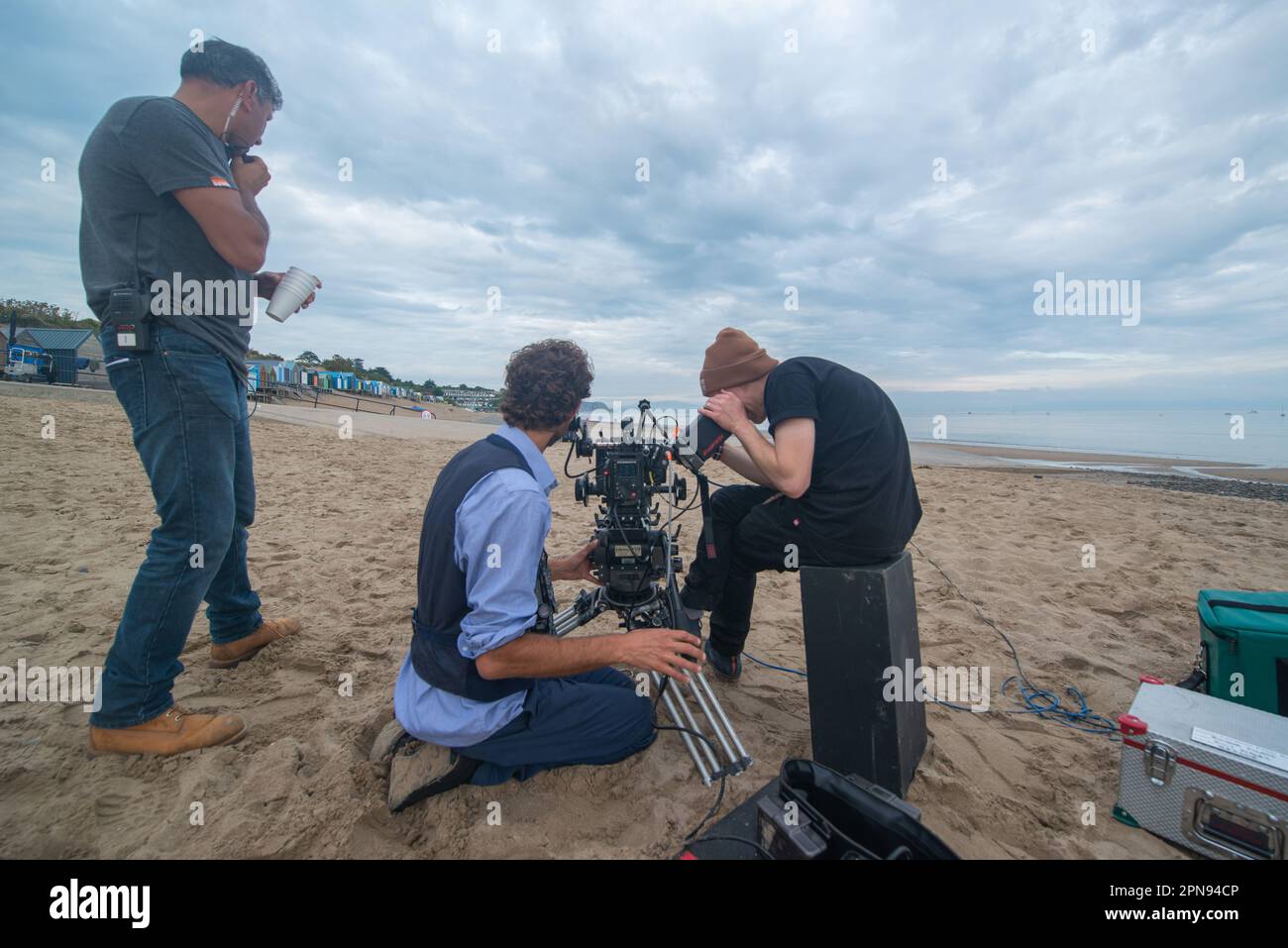 Cineequipaggio in località costiera utilizzando una fotocamera ROSSA Foto Stock