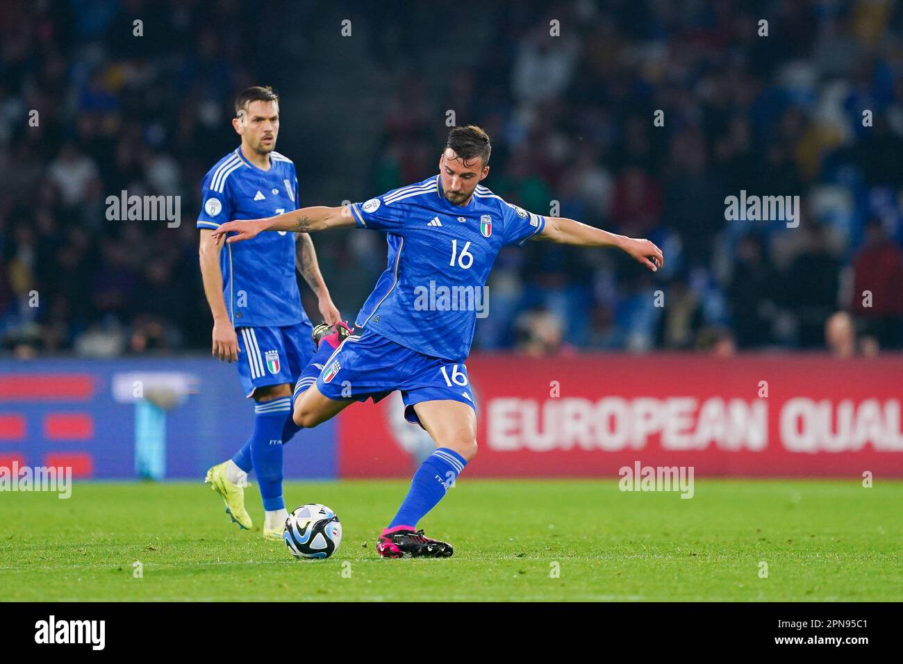 Napoli, Italia. 23rd Mar, 2023. Napoli, Italia, 23rd 2023 marzo: Bryan Cristante (16 Italia) tira la palla durante la partita di calcio UEFA European Qualifiers (Euro 2024) tra Italia e Inghilterra allo stadio Diego Armando Maradona di Napoli. (Daniela Porcelli/SPP) Credit: SPP Sport Press Photo. /Alamy Live News Foto Stock