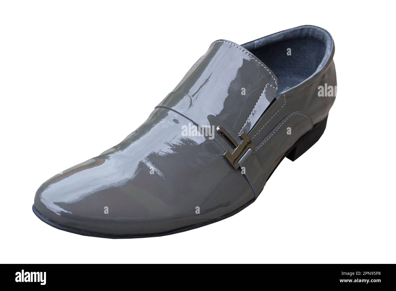 Una scarpa da uomo laccata su sfondo bianco Foto Stock